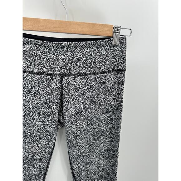 Lululemon Black White Floral Print Pull On Activewear Leggings Women's Size 4 - Picture 4 of 9